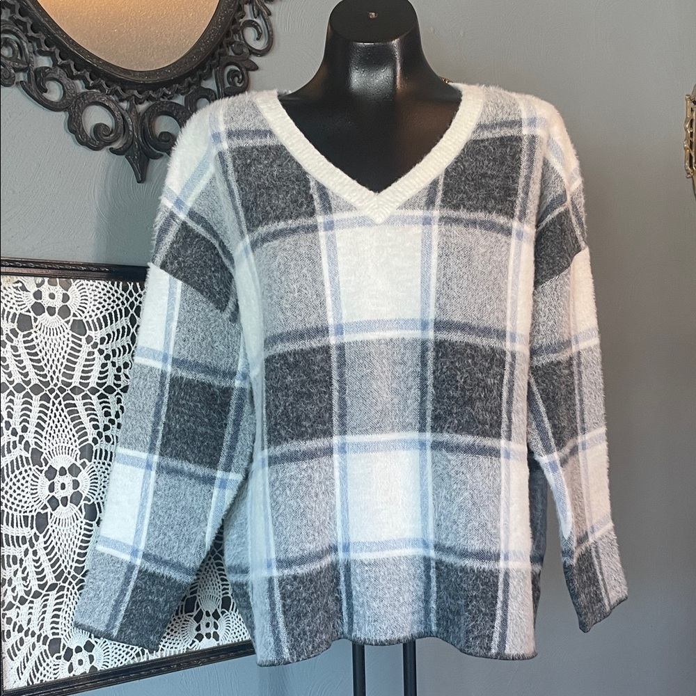 Plaid V-Neck Sweater - Gray and White